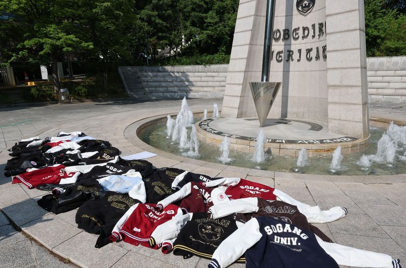 10일 서울 마포구 서강대학교 알바트로스탑 앞에 선관위 규탄 시국선언에 지지 의사를 밝힌 학생들의 학과 점퍼가 놓여 있다. 연합뉴스