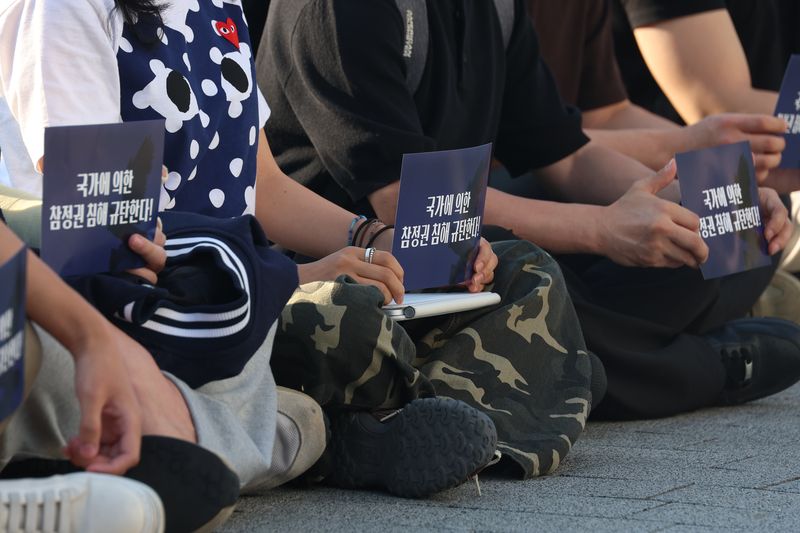 [서울=뉴시스] 고승민 기자 = 전국 주요 대학 총학생회들이 6·3 지방선거 투표용지 부족사태를 규탄하는 취지의 시국선언을 동시다발로 진행한 10일 서울 연세대학교 신촌캠퍼스 학생회관 앞에서 총학생회 비상대책위원회 등 학생들이 시국선언을 하고 있다. 2026.06.10. kkssmm99@newsis.com