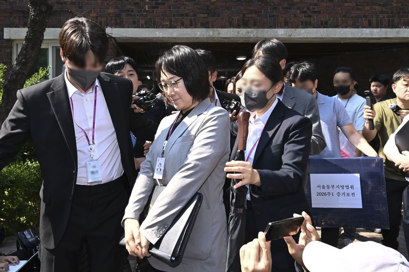 [서울=뉴시스] 황준선 기자 = 김지연 서울동부지방법원 부장판사와 관계자들이 10일 오후 6·3 지방선거 투표용지 부족 사태가 발생한 잠실7동 제2투표소였던 서울 송파구 우성아파트 노인정의 현장 검증을 마친 뒤 증거물을 들고 현장을 나서고 있다. (공동취재) 2026.06.10. photo@newsis.com