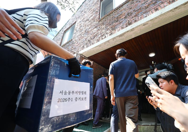 [서울=뉴시스] 황준선 기자 = 김지연 서울동부지방법원 부장판사와 관계자들이 10일 오후 6·3 지방선거 투표용지 부족 사태가 발생한 잠실7동 제2투표소였던 서울 송파구 우성아파트 노인정의 현장 검증을 위해 현장에 진입하고 있다. 2026.06.10. hwang@newsis.com