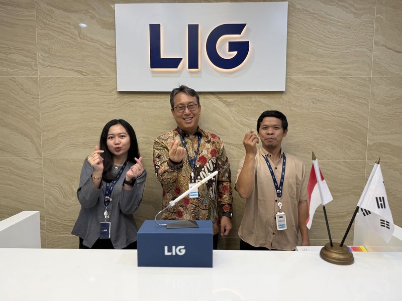 한길수 LIG 디펜스&에어로스페이스(LIG D&A) 아시아·오세아니아 사무소장(가운데)이 23일 인도네시아 자카르타 사무소에서 현지 직원들과 포즈를 취하고 있다. 사진=강구귀 기자