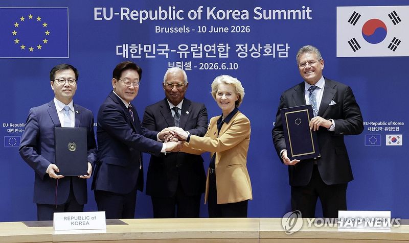 손 맞잡은 이재명 대통령과 EU 지도부 (출처=연합뉴스)