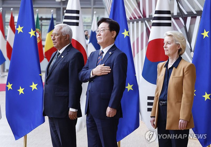 국기에 경례하는 이재명 대통령 (출처=연합뉴스)