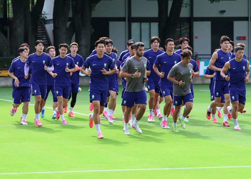 한국 축구 국가대표팀 손흥민 등 선수들이 2026 북중미 월드컵 체코와의 조별리그 1차전을 하루 앞둔 10일(현지시간) 오후 멕시코 과달라하라 인근 사포판의 치바스 바예 베르데에서 훈련을 하고 있다. 연합뉴스