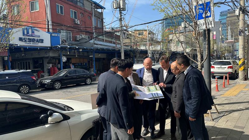 최근 양사가 성수3지구를 방문해 현장 점검을 하고 있는 모습. 삼성물산 제공