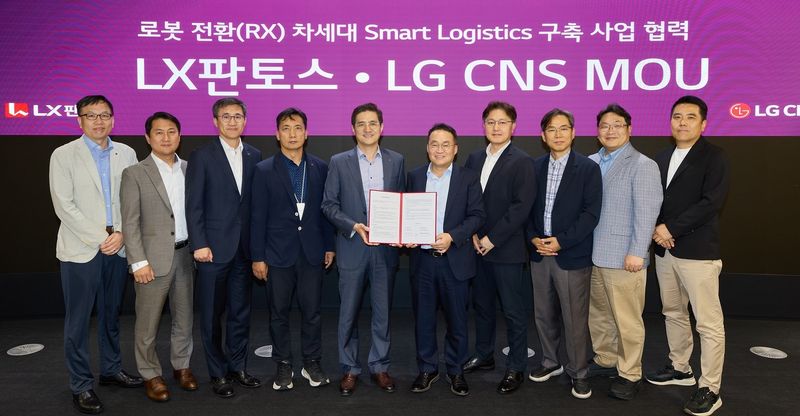 1일 서울 마곡 LG CNS 본사에서 열린 '차세대 스마트물류 구축 업무협약식'에서 LG CNS 이준호 전무(오른쪽 다섯 번째), 박상균 전무(오른쪽 네 번째), LX판토스 어재혁 부사장(왼쪽 다섯 번째)을 비롯한 양사 임직원들이 기념촬영을 하고 있다. (LG CNS 제공)