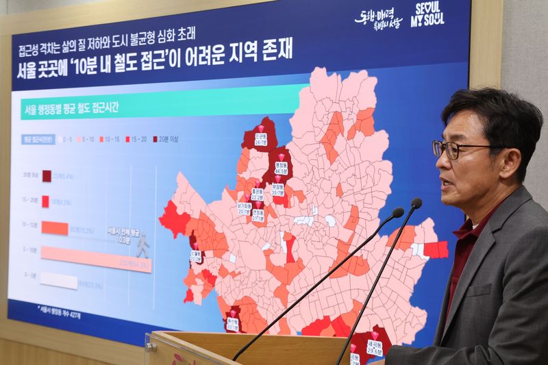 여장권 서울시 교통실장이 11일 오전 서울 중구 서울시청 브리핑룸에서 제3차 도시철도망 구축계획 관련 브리핑을 하고 있다. 뉴시스