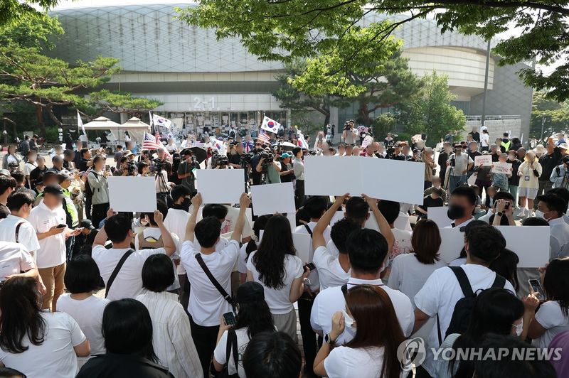 구호 외치는 개표소 봉쇄 시위 참가자들 (출처=연합뉴스)