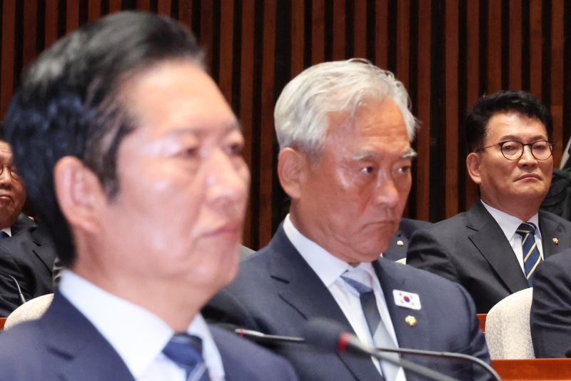 정청래 더불어민주당 대표와 송영길 의원이 11일 서울 여의도 국회에서 열린 의원총회에 자리하고 있다. 뉴스1
