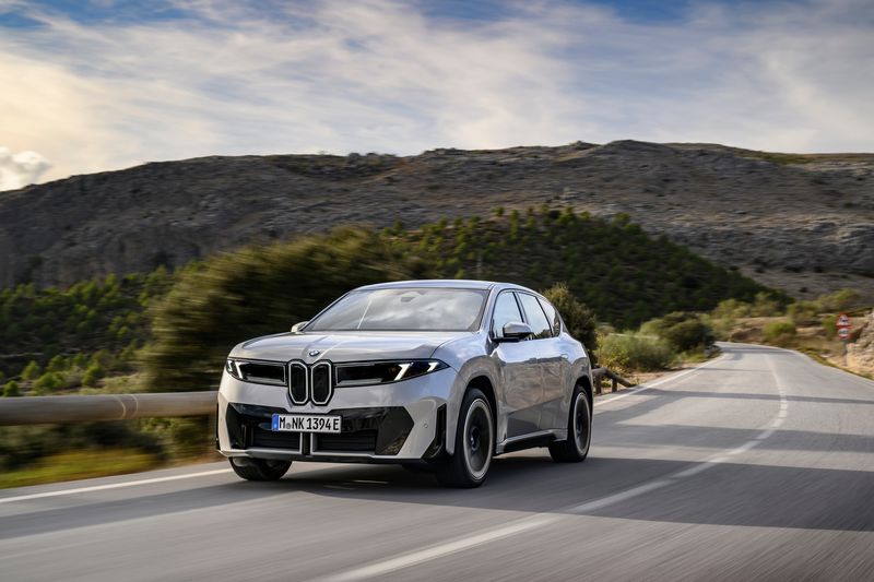 넥센타이어의 신차용 타이어가 장착된 BMW iX3. 사진=BMW그룹 제공