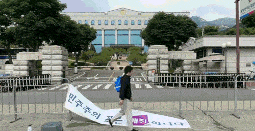 '이제석 광고연구소' 대표이자 공익광고 전문가인 이제석씨가 11일 경기도 과천시 중앙선거관리위원회 앞에서 투표용지 부족 사태를 풍자하는 기습 퍼포먼스를 펼치고 있다. 이제석 광고연구소 제공. /사진=연합뉴스