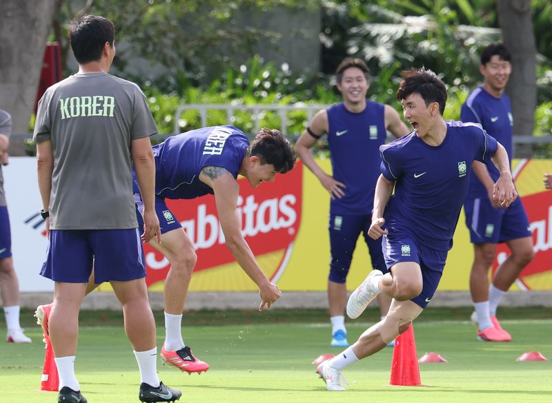2026 북중미 월드컵에 출전하는 대한민국 축구 국가대표팀 황인범과 김민재가 10일(현지시간) 멕시코 과달라하라 인근 사포판에 위치한 치바스 바예 베르데에서 훈련을 하고 있다.뉴스1
