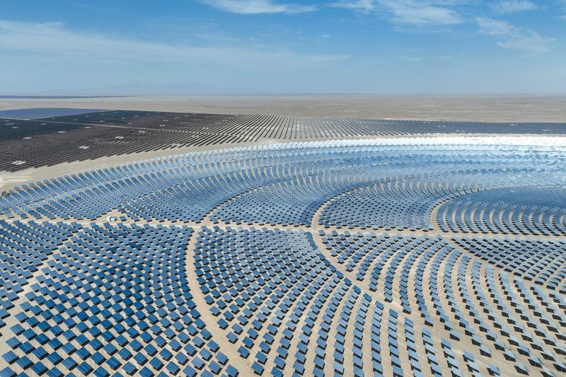 중국 북서부 간쑤성 주취안에 위치한 진타 다중에너지보완기지의 '100MW 태양열 + 600MW 태양광' 복합발전소의 지난 6월 9일 항공 사진 모습이다. AFP 연합뉴스