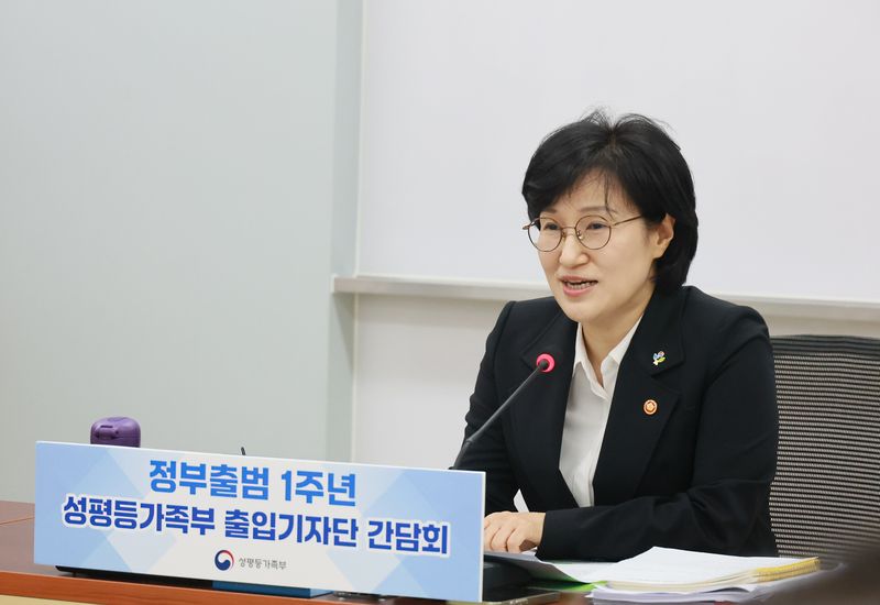 원민경 성평등가족부 장관이 11일 정부서울청사에서 열린 정부출범 1주년 성평등가족부 출입기자단 간담회에서 모두발언을 하고 있다. 성평등부 제공