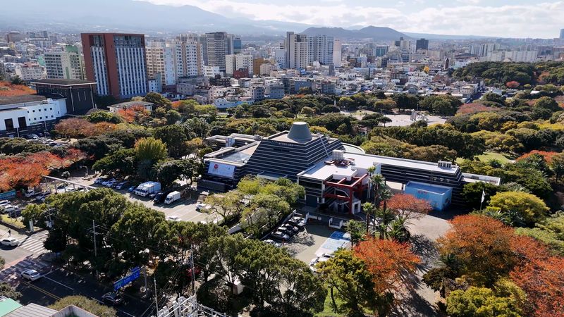 제주시 도심의 녹지공간과 주거지역 전경. 2027년도 예산편성 설문에서 환경 분야가 16.3%로 가장 높은 투자 우선순위를 기록했으며 세부적으로는 녹지공간 확충과 생태계 보전이 가장 높은 선택을 받았다. 사진=제주콘텐츠진흥원 제공