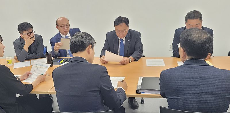조상호 세종시장 당선인(정면 왼쪽 3번째)과 김영 세종시장직 인수위원장(정면 왼쪽 2번째)이 11일 오전 세종시 집현동 행복누림터 인수위 사무실에서 시청 소관 부서와 지역화폐 여민전 관련 추경 확보 방안을 협의하고 있다. 제5대 세종시장직 인수위원회 제공