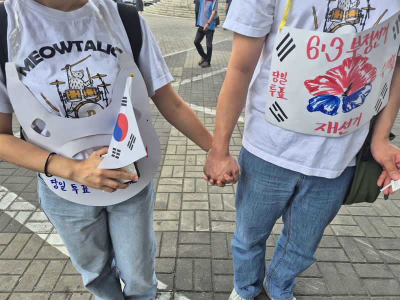 평일 참가자가 많이 모이지 않을 시간대에 힘을 보태기 위해 연인 손을 잡고 집회 현장을 찾은 장성훈씨와 고은하씨. 사진=김예지 기자