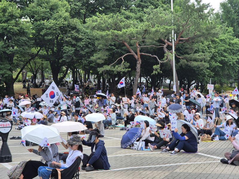 집회 현장에 모여 구호를 외치는 유권자들. 사진=김예지 기자