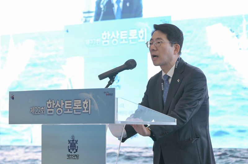 황종우 해양수산부 장관이 11일 대형수송함 마라도함에서 열린 '제22회 함상토론회'에서 축사를 하고 있다. 해군 제공