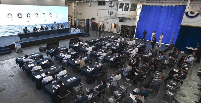 11일 대형수송함 마라도함에서 '제22회 함상토론회'가 열리고 있다. 해군 제공