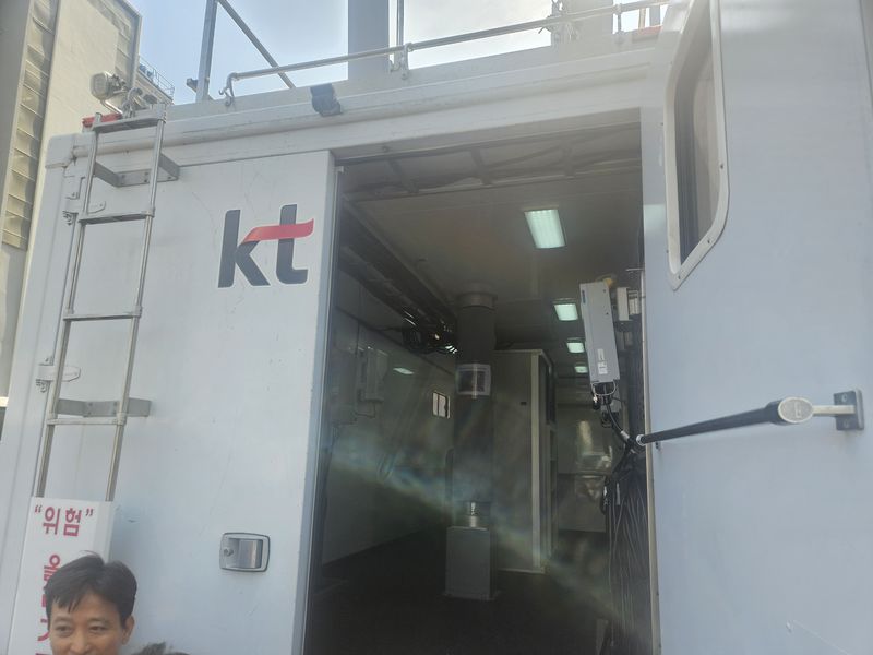 KT가 광화문 광장 인근에 배치한 이동기지국.
