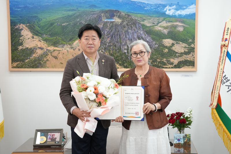 오영훈 제주특별자치도지사가 11일 도청에서 제주도 무형유산 ‘고분양태’ 신규 보유자로 인정된 홍선행씨에게 인정서를 수여한 뒤 기념 촬영을 하고 있다. /사진=제주특별자치도 제공