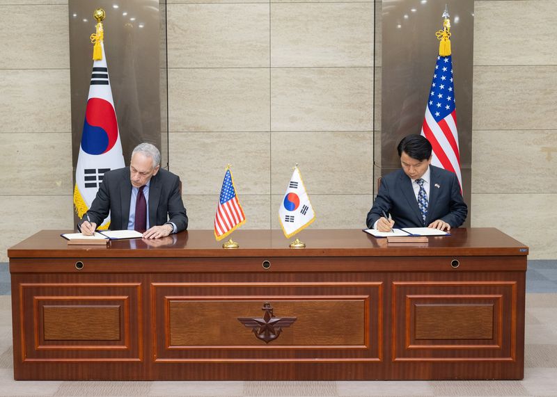 11일 국방부 대회의실에서 열린 제6차 한미 핵협의그룹(Nuclear Consultative Group, NCG) 회의에서 한미 양측 대표가 NCG 활동 및 협의에 필요한 정보보호를 위한 '한미 NCG 보안지침'에 서명하고 있다. 국방부 제공