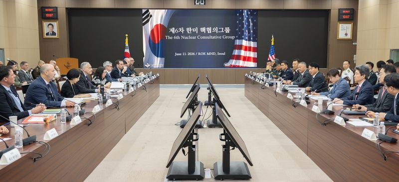 지난 6월 11일 서울 국방부 대회의실에서 열린 제6차 한미 핵협의그룹(NCG, Nuclear Consultative Group) 회의에 김홍철 국방부 국방정책실장과 로버트 수퍼(Robert Soofer) 미 전쟁부 핵억제·WMD대응정책 부차관보를 비롯한 참석자들이 회의를 진행하고 있다. 국방부 제공