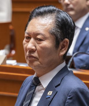 더불어민주당 정청래 대표가 11일 국회에서 열린 의원총회 도중 생각에 잠겨 있다. 연합뉴스