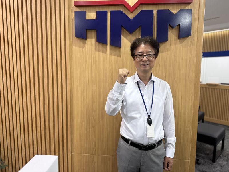 15일 HMM 인도네시아 자카르타 지점에서 김진만 HMM 자카르타 지점장이 포즈를 취하고 있다. 사진=강구귀 기자