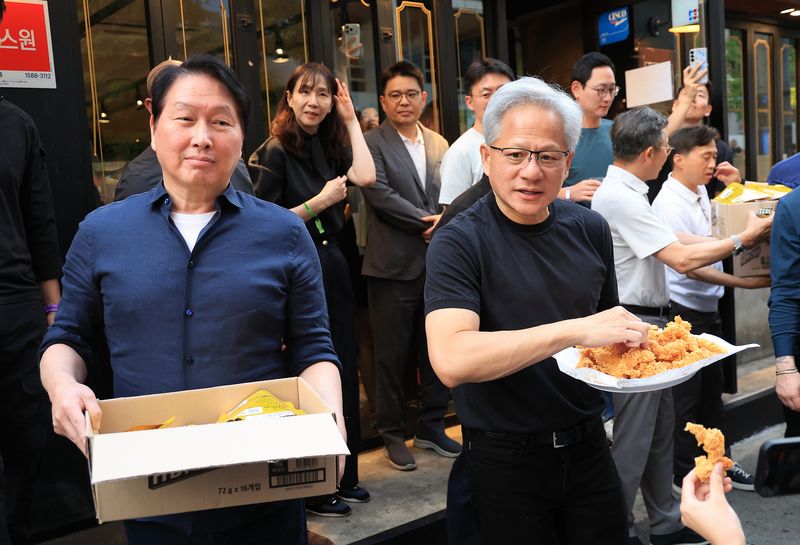 젠슨 황 엔비디아 최고경영자(CEO)와 최태원 SK그룹 회장이 7일 오후 서울 강남구 깐부치킨 삼성점에서 '치맥 회동' 중 시민 및 취재진에게 치킨과 간식을 나눠주고 있다. 2026.6.7 ⓒ 뉴스1 이호윤 기자