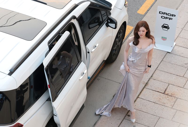 사나, 드레스 입고 청순+글래머 매력 발산