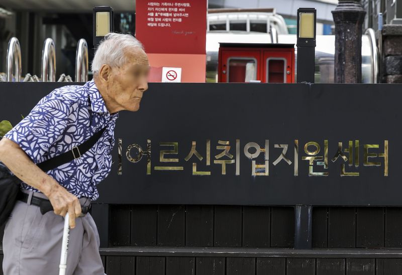 [서울=뉴시스] 정병혁 기자 = 사진은 2024년 8월26일 서울 종로구 서울시어르신취업지원센터 앞에서 어르신들이 이동하고 있는 모습. 2024.08.26. jhope@newsis.com