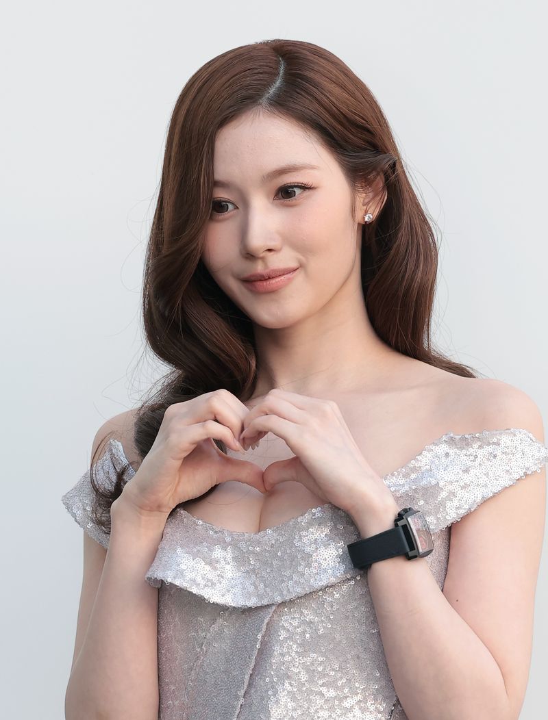 사나, 드레스 입고 청순+글래머 매력 발산