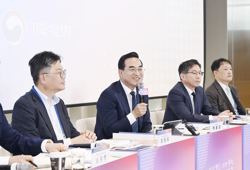 [서울=뉴시스] 박홍근 기획예산처 장관이 지난 8일 오후 서울 마포구 SVC 서울에서 '지출구조조정 열린 토론회'를 주재하고 있는 모습. (사진=기획처 제공) 2026.06.08. photo@newsis.com *재판매 및 DB 금지