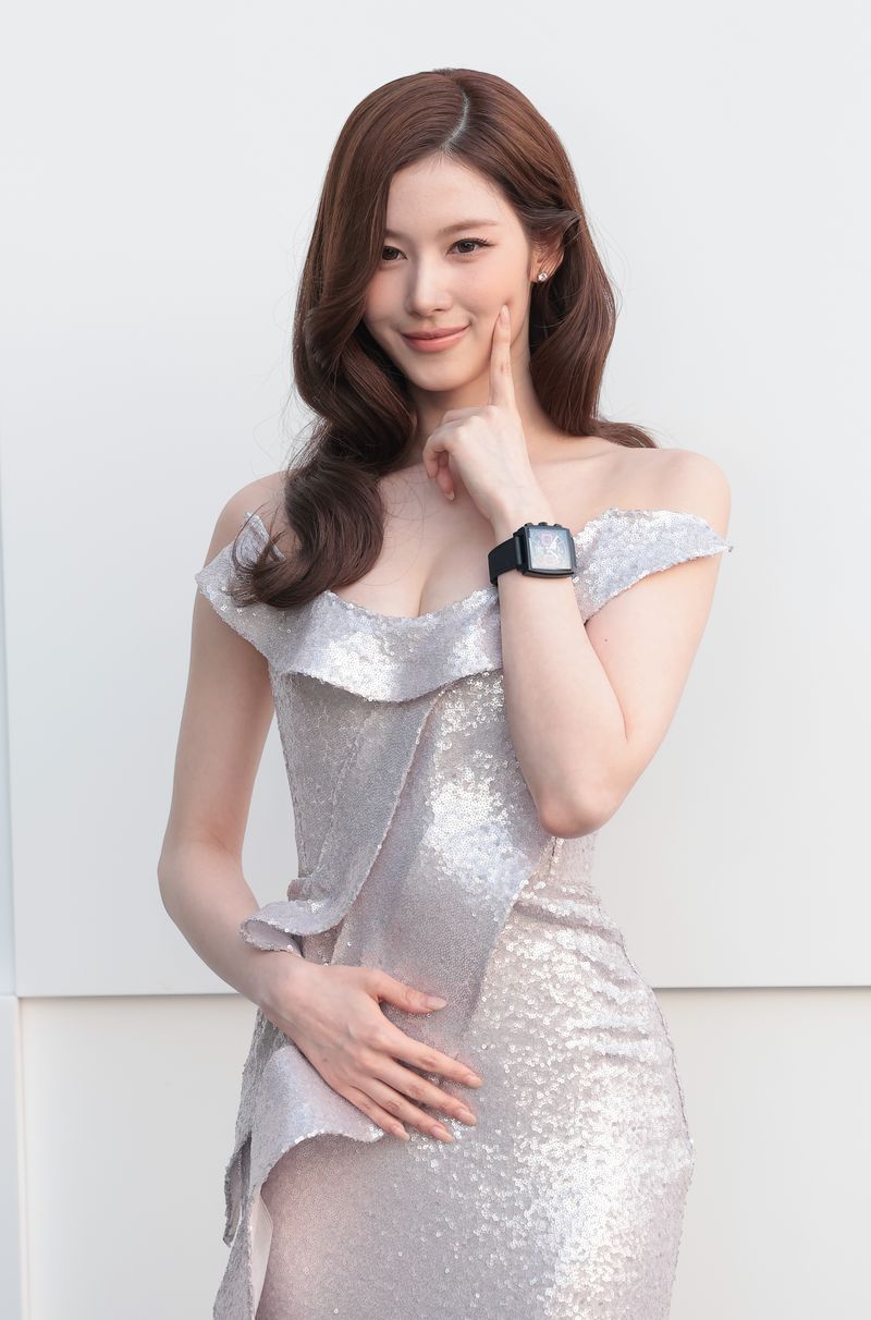 사나, 드레스 입고 청순+글래머 매력 발산