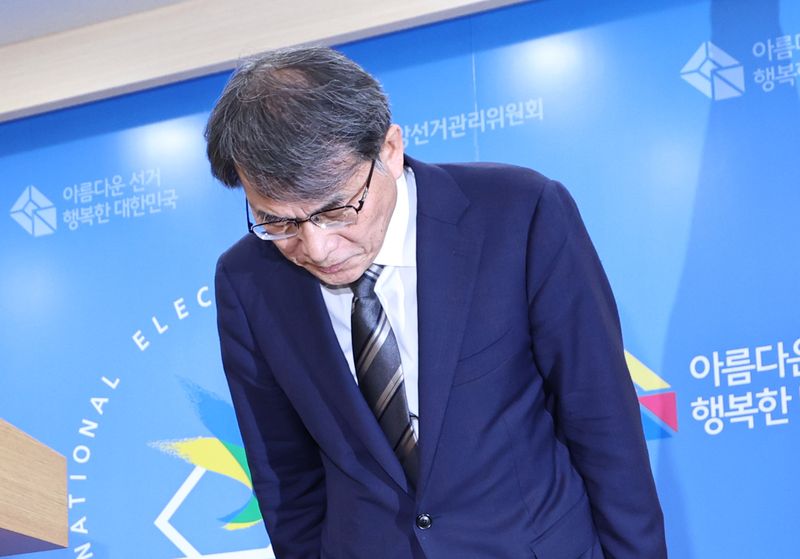 노태악 중앙선거관리위원장이 지난 5일 오후 경기 과천 중앙선관위에서 ‘투표용지 부족 사태’ 관련 대국민 사과에 앞서 고개를 숙이고 있다. 이날 노 위원장은 중앙선관위원장 직에서 사퇴했다. 2026.6.5 ⓒ 뉴스1 구윤성 기자
