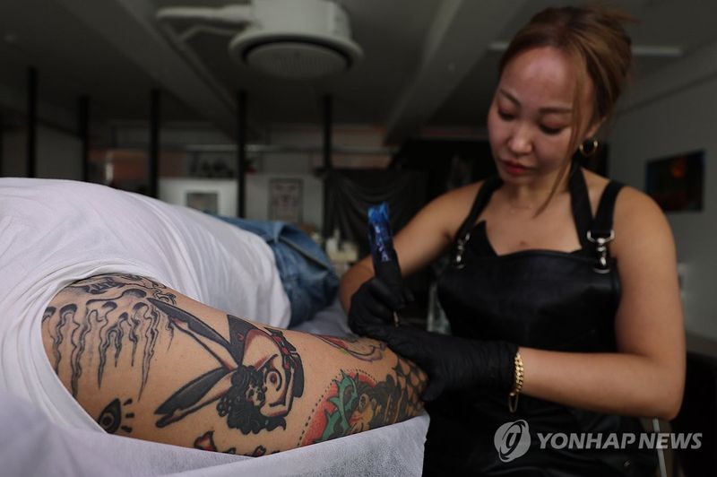 문신을 시술하는 모습. 사진=연합뉴스
