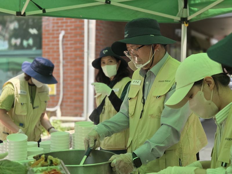 신가균 인천국제공항공사 경영본부장(오른쪽 두번째)이 지난 10일 인천시 남동구 논현동에서 진행된 '인천공항 희망온기, 따뜻한 밥차 무료급식 봉사활동'에 참가해 봉사자들과 배식봉사를 하고 있다. 인천국제공항공사 제공