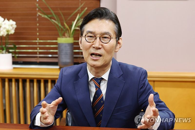 인터뷰하는 이범헌 한국문화예술위원회 위원장 (출처=연합뉴스)