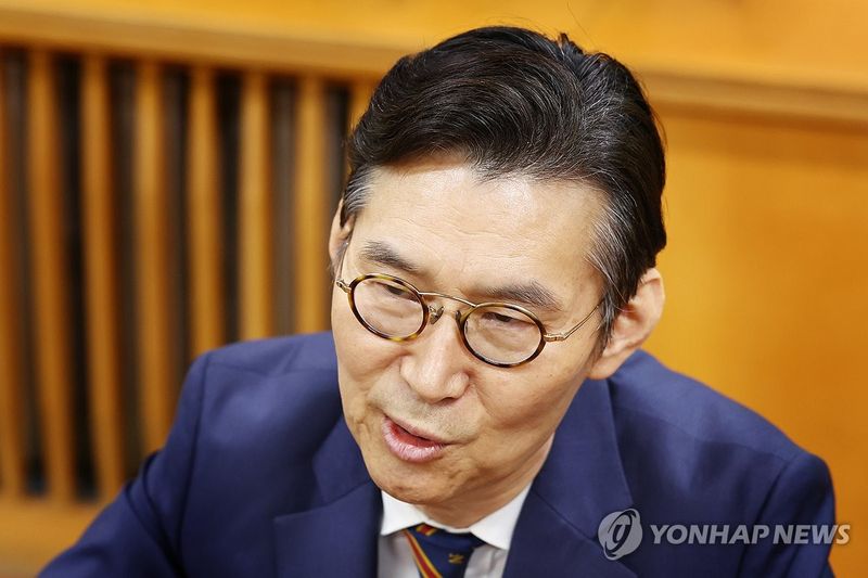 인터뷰하는 이범헌 한국문화예술위원회 위원장 (출처=연합뉴스)