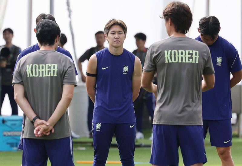 2026 북중미 월드컵에 출전하는 대한민국 축구 국가대표팀 이강인이 10일(현지시간) 멕시코 과달라하라 인근 사포판에 위치한 치바스 바예 베르데에서 홍명보 감독의 발언을 경청하고 있다. 2026.6.11 ⓒ 뉴스1 임세영 기자