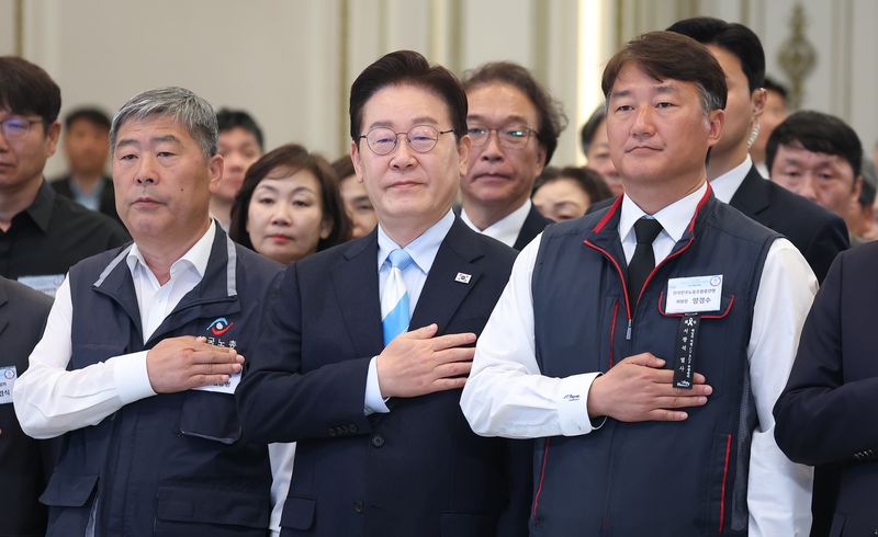 이재명 대통령이 지난 5월 1일 청와대에서 열린 2026 노동절 기념식에서 국민의례를 하고 있다. 왼쪽부터 김동명 한국노동조합총연맹 위원장, 이 대통령, 양경수 전국민주노동조합총연맹(민주노총) 위원장. 청와대통신사진기자단