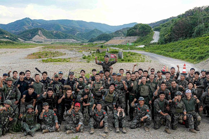 해병대사령부는 지난 6일부터 12일까지 포항 수성사격장에서 제5회 해병대사령관배 저격수 경연대회를 실시했다고 밝혔다. 지난 11일 경연대회에 참가한 저격수들이 기념 촬영하고 있다. 해병대사령부 제공