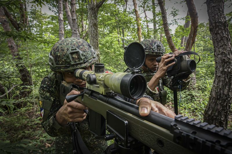 해병대사령부는 지난 6일부터 12일까지 포항 수성사격장에서 제5회 해병대사령관배 저격수 경연대회를 실시했다고 밝혔다. 지난 9일 필리핀 해병대 저격수팀이 산악지역 훈련장에서 장애물 사격에서 표적을 겨냥하고 있다. 해병대사령부 제공