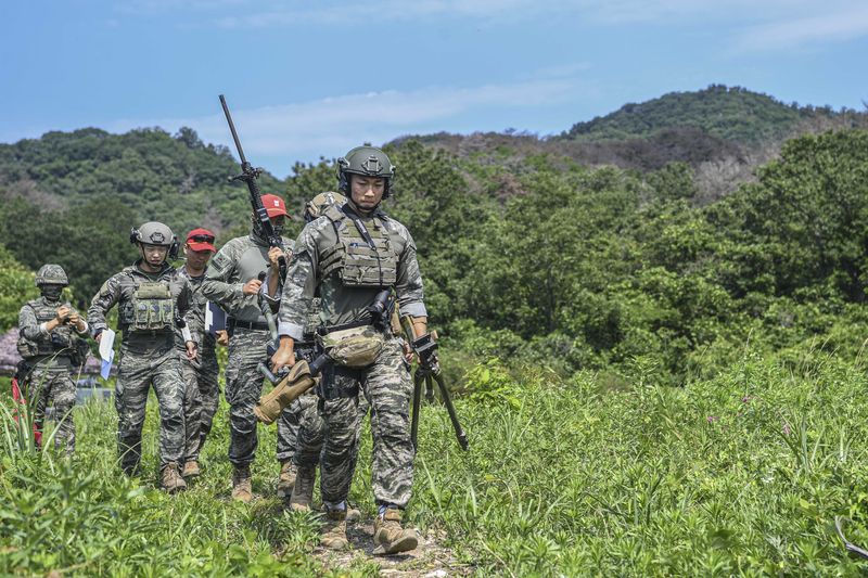 해병대사령부는 지난 6일부터 12일까지 포항 수성사격장에서 제5회 해병대사령관배 저격수 경연대회를 실시했다고 밝혔다. 지난 10일 한국 해병대 저격수팀이 종합전술사격에서 저격임무 수행을 위해 기동하고 있다. 해병대사령부 제공