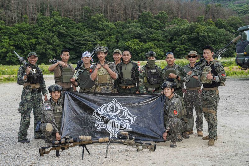 해병대사령부는 지난 6일부터 12일까지 포항 수성사격장에서 제5회 해병대사령관배 저격수 경연대회를 실시했다고 밝혔다. 지난 11일 경연대회에 참가한 저격수들이 기념 촬영하고 있다. 해병대사령부 제공