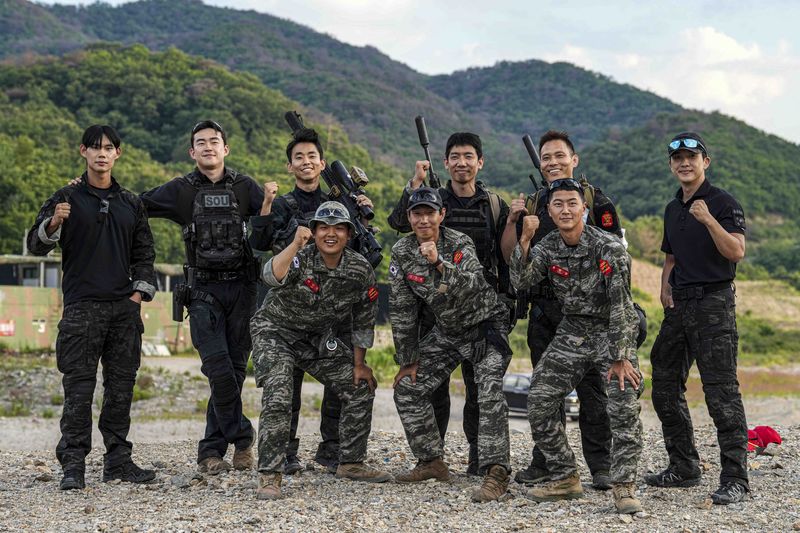 해병대사령부는 지난 6일부터 12일까지 포항 수성사격장에서 제5회 해병대사령관배 저격수 경연대회를 실시했다고 밝혔다. 지난 11일 경연대회에 참가한 저격수들이 기념 촬영하고 있다. 해병대사령부 제공
