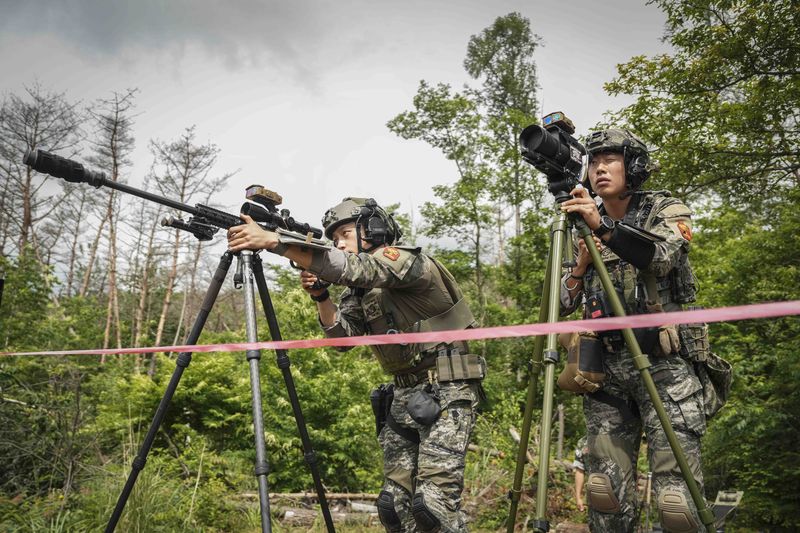 해병대사령부는 지난 6일부터 12일까지 포항 수성사격장에서 제5회 해병대사령관배 저격수 경연대회를 실시했다고 밝혔다. 지난 9일 한국 해병대 저격수팀이 기동 사격장에서 장애물 사격에서 표적을 겨냥하고 있다. 해병대사령부 제공