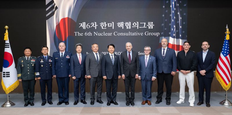 11일 국방부 대회의실에서 열린 제6차 한미 핵협의그룹(Nuclear Consultative Group, NCG) 회의에 참석한 김홍철 국방부 국방정책실장(왼쪽 여섯 번째)과 로버트 수퍼(Robert Soofer) 미 전쟁부 핵억제·WMD대응정책 부차관보(오른쪽 다섯 번째)를 비롯한 회의 참석자들이 기념사진을 촬영하고 있다. 국방부 제공